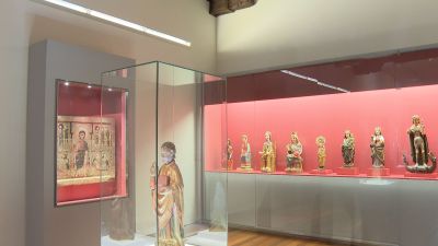 Algunas de las 111 piezas de las parroquias orientales expuestas. / Aragón TV