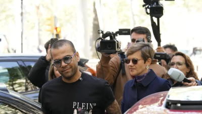 El exfutbolista Dani Alves junto a su abogada Inés Guardiola. / EFE. Alejandro García