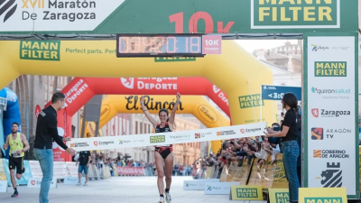 Cristina Espejo cruzando la línea de meta en la 10K de 2024. / Foto: Instagram Cristina Espejo
