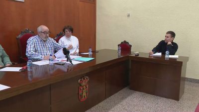 El alcalde de Aguarón durante su comparecencia en el Ayuntamiento de la localidad zaragozana. / Aragón TV