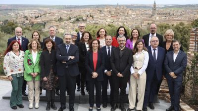 La ministra de Sanidad, Mónica García, posa para la foto de familia tras el Consejo Interterritorial de Salud, este viernes en Toledo./EFE/ Ismael Herrero