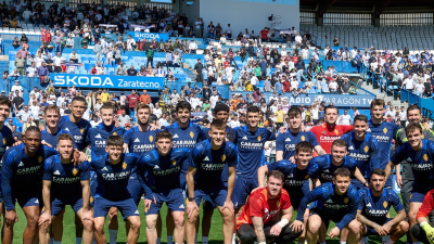 La plantilla posa ante la afición en el entrenamiento a puerta abierta de este sábado
