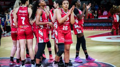 Las jugadoras de Casademont Zaragoza una vez finalizado el encuentro. Foto: Casademont Zaragoza