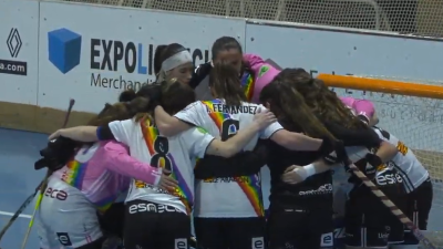 Las jugadoras del Esneca Fraga se abrazan al finalizar el partido