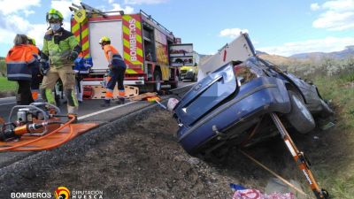El vehículo se ha salido de la vía y ha quedado atrapado en el arcén. | Diputación de Huesca