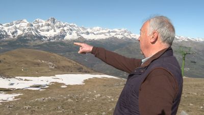 El alcalde de Panticosa en los terrenos donde se construirá el tobogán. / Aragón TV