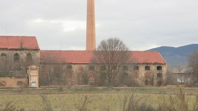 El campus integraría el edificio de la antigua azucarera. / Aragón TV