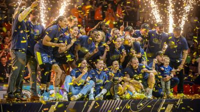 El ZVVZ USK Praha celebra el título de la Euroliga Femenina.