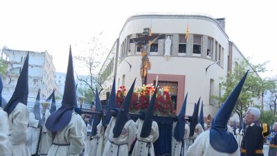 Puntal a las 20:15 el Cristo del Refugio ha abandonado la calle Tomás Crespo Aguëro. / Aragón TV