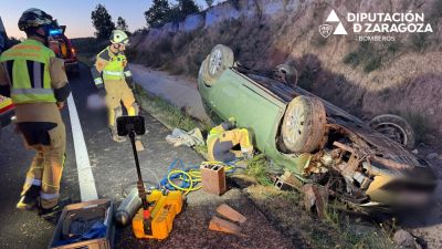 El accidente se ha producido en el punto kilométrico 69,5 de la carretera A-221. / DPZ
