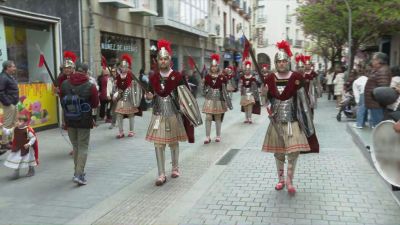 Desfile de los romanos este viernes en Huesca. / Aragón TV