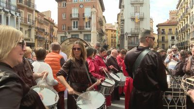 Los bombos y tambores suenan en la plaza del Torico. / Aragón TV