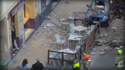 Los cascotes afectaron a un vehículo que estaba aparcado en la calle y a la terraza de un bar. / Aragón TV