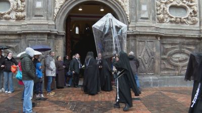 La Virgen de la Soledad no ha recorrido las calles de Zaragoza debido a las lluvias. / Aragón TV