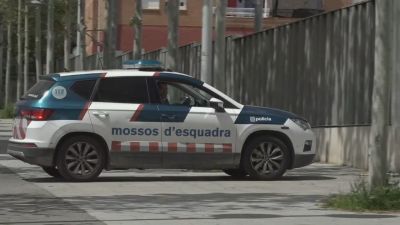 Un vehículo de los Mossos, este sábado en Constantí (Tarragona). | Aragón TV
