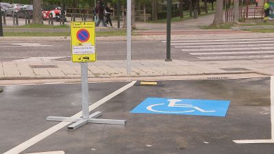 Plaza para personas con movilidad reducida en un parquin en Zaragoza. / Aragón TV