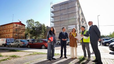La alcaldesa de Zaragoza, Natalia Chueca, en la visita de este jueves a las Balsas de Ebro Viejo. / Ayuntamiento de Zaragoza