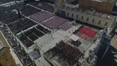 La plaza de San Pedro está llena de files para despedir al Papa. / Aragón TV