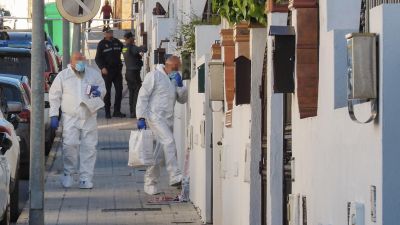 Efectivos de criminalística de la Guardia Civil investigan el caso de una mujer que ha sido encontrada muerta en el interior de la vivienda donde residía en Cartaya (Huelva). / EFE/Julián Pérez