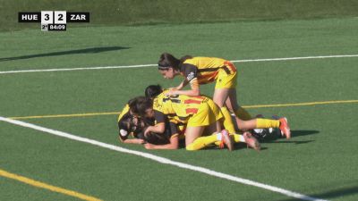 Las jugadoras de la SD Huesca celebran el gol que les ha dado la victoria.