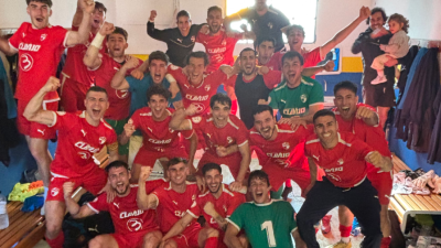Los jugadores del CD Ebro celebran el ascenso en el vestuario del Almudévar. Foto: Ebro