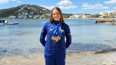 Clara Martínez de Salinas posa con sus medallas.