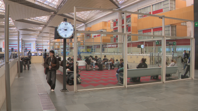 Colas para reclamaciones y cambios de billetes en la estación Delicias de Zaragoza. / Aragón TV