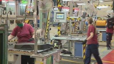Varios trabajadores en una fábrica. / Aragón TV