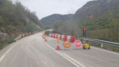 Habilitado un carril alternativo en la A-1605 tras un desprendimiento de rocas y tierra./ Gobierno de Aragón