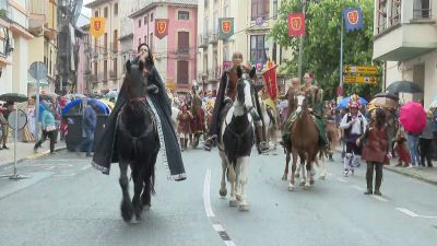 Desfile de la victoria en Jaca por el Primer Viernes de Mayo. / Aragón Tv