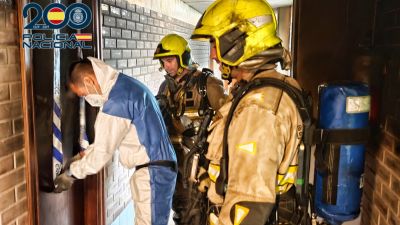 Puerta del piso en el que se originó el incendio. / Aragón TV