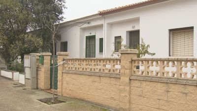 Vivienda donde se cometió la agresión en Escatrón que acabo con la vida de una mujer de 71 años. / Aragón Tv