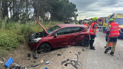 Estado en el que ha quedado uno de los vehículos implicados en el accidente de la A-68. | Ayuntamiento de Zaragoza