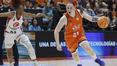 Mawuli tratando de recuperar un balón que posee Iagupova. Foto: X Valencia Basket