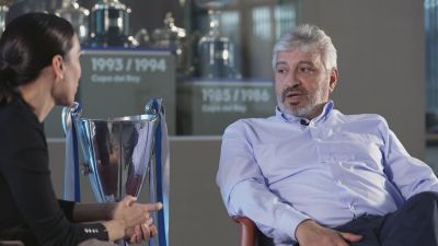 Nayim, autor del célebre gol que valió la Recopa, conversa con Itziar Miranda. / CARTV