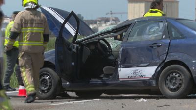 El vehículo siniestrado ha quedado cruzado en mitad de la vía. / Aragón TV