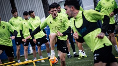 Los jugadores de la SD Huesca quieren ganar para seguir creyendo.