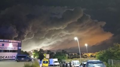 La nube de cloro ha obligado a confinar a cinco municipios, aunque no se han registrado heridos por ahora. (EFE/Bomberos Generalitat)