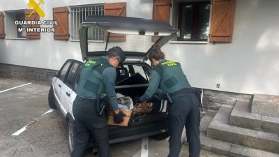 Dos agentes de la Guardia Civil en la comandancia de Jaca. | Guardia Civil