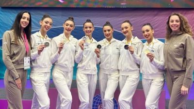 Inés Bergua (cuarta por la izquierda) posa con una de sus medallas junto a sus compañeras.