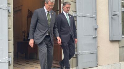 El secretario del Tesoro de Estados Unidos, Scott Bessent, y el representante de Comercio, Jamieson Greer, saliendo de la residencia en Ginebra donde se han reunido con la delegación china. / EFE/ Isabel Sacó