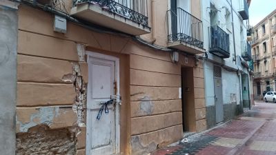 El Ayuntamiento de Zaragoza clausura el edificio incendiado en la calle Zamoray este miércoles./ Aragón TV