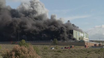 El humo que ha generado el incendio de una nave en el PTR de La Cartuja (Zaragoza). Aragón TV.