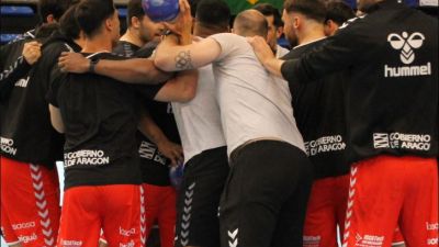 El equipo hace piña en el partido ante el Logroño