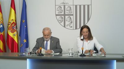 La consejera Carmen Susín y el gerente del IASS, Angel Val, en la rueda de prensa de este miércoles. / Aragón TV