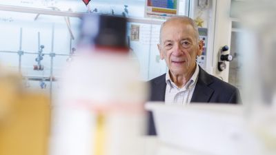 Luis Oro en uno de los laboratorios de la Universidad de Zaragoza. / EFE/Javier Cebollada