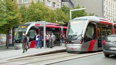 El tranvía de Zaragoza en la parada de la plaza de España. / Aragón TV
