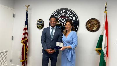 La alcaldesa de Zaragoza, Natalia Chueca, con su homólogo de Miami, Francis Xavier Suárez. / Ayuntamiento de Zaragoza