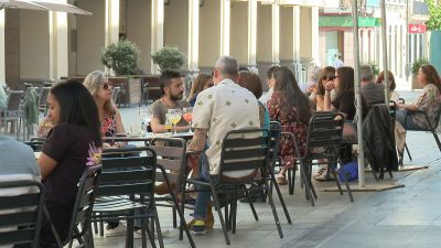 Gente en la terraza de un bar en Huesca. / Aragón TV
