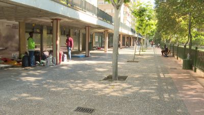Zona exterior del hostal ilegal de Parque Roma este miércoles. / Aragón TV